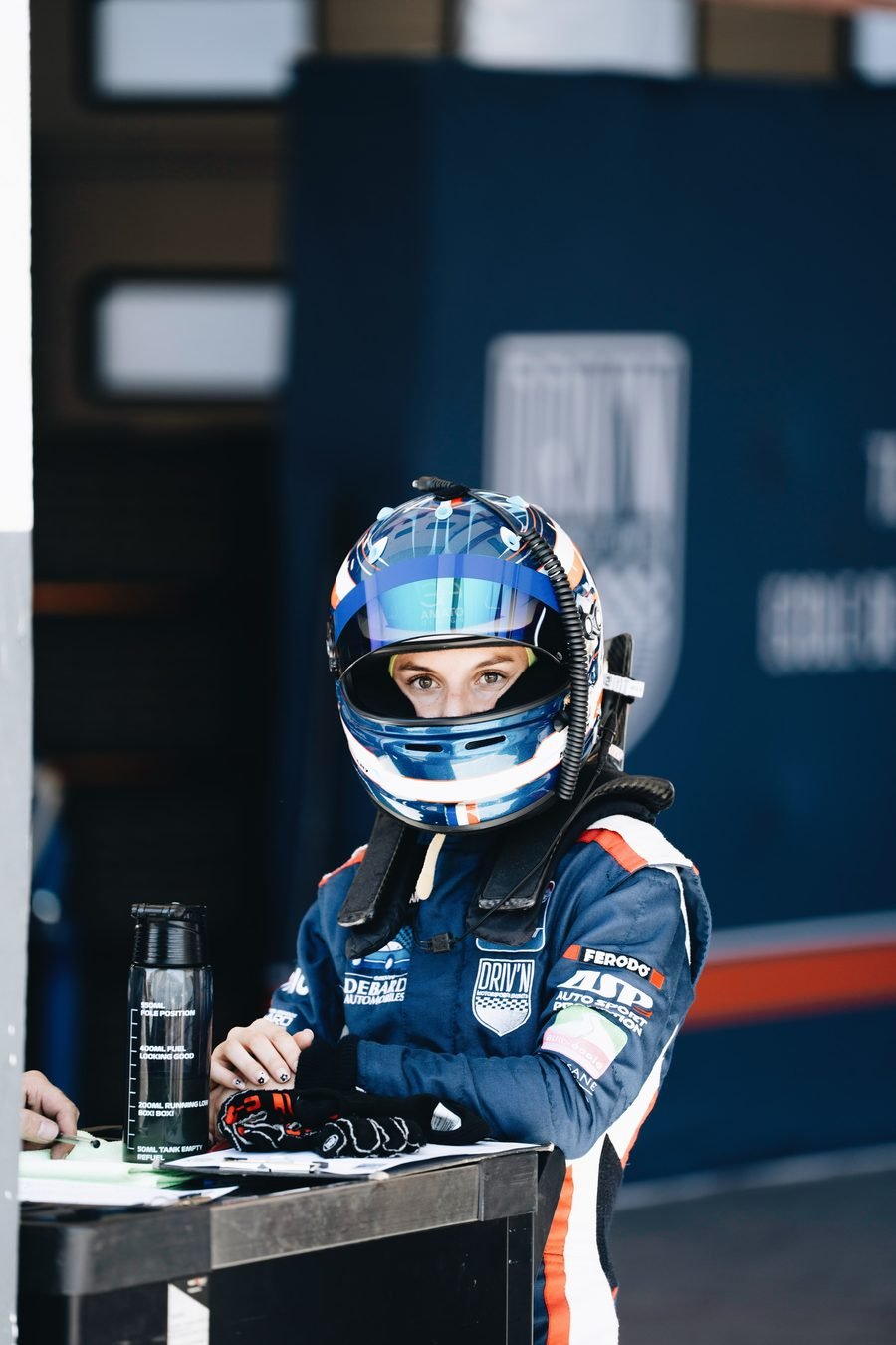 Casque avec écran bleu miroir relevé, au stand