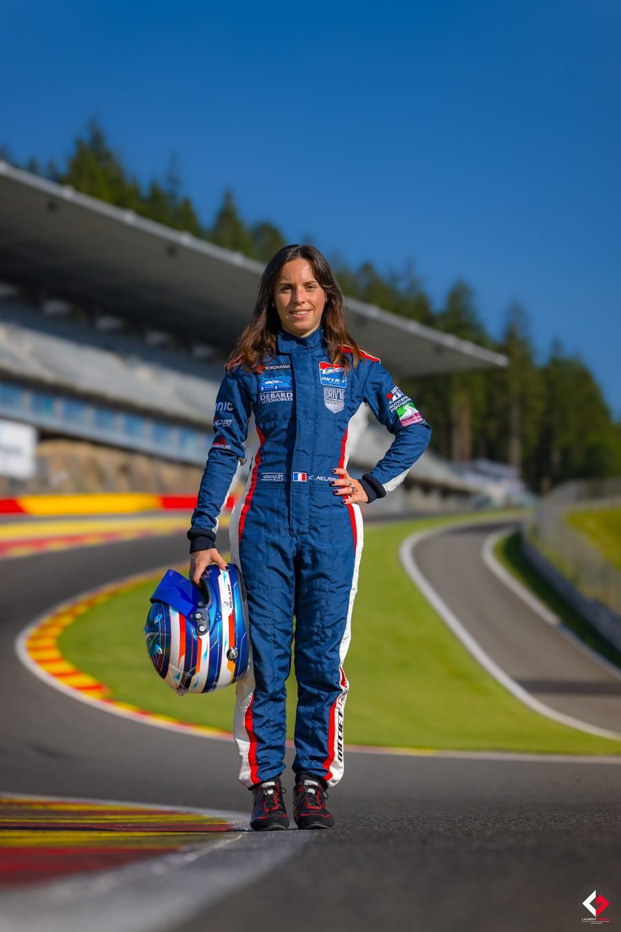 Chloé Helary debout sur la piste, casque à la main